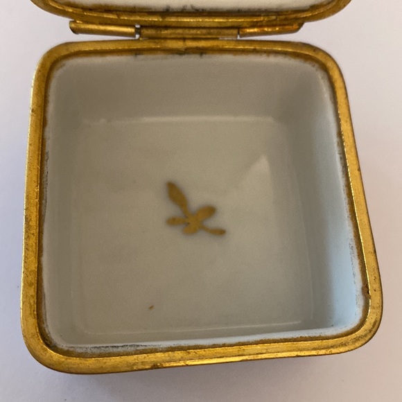 CARLIN COMFORTS “MADE in FRANCE ” PORCELAIN HINGED BOX - Picture 7 of 12